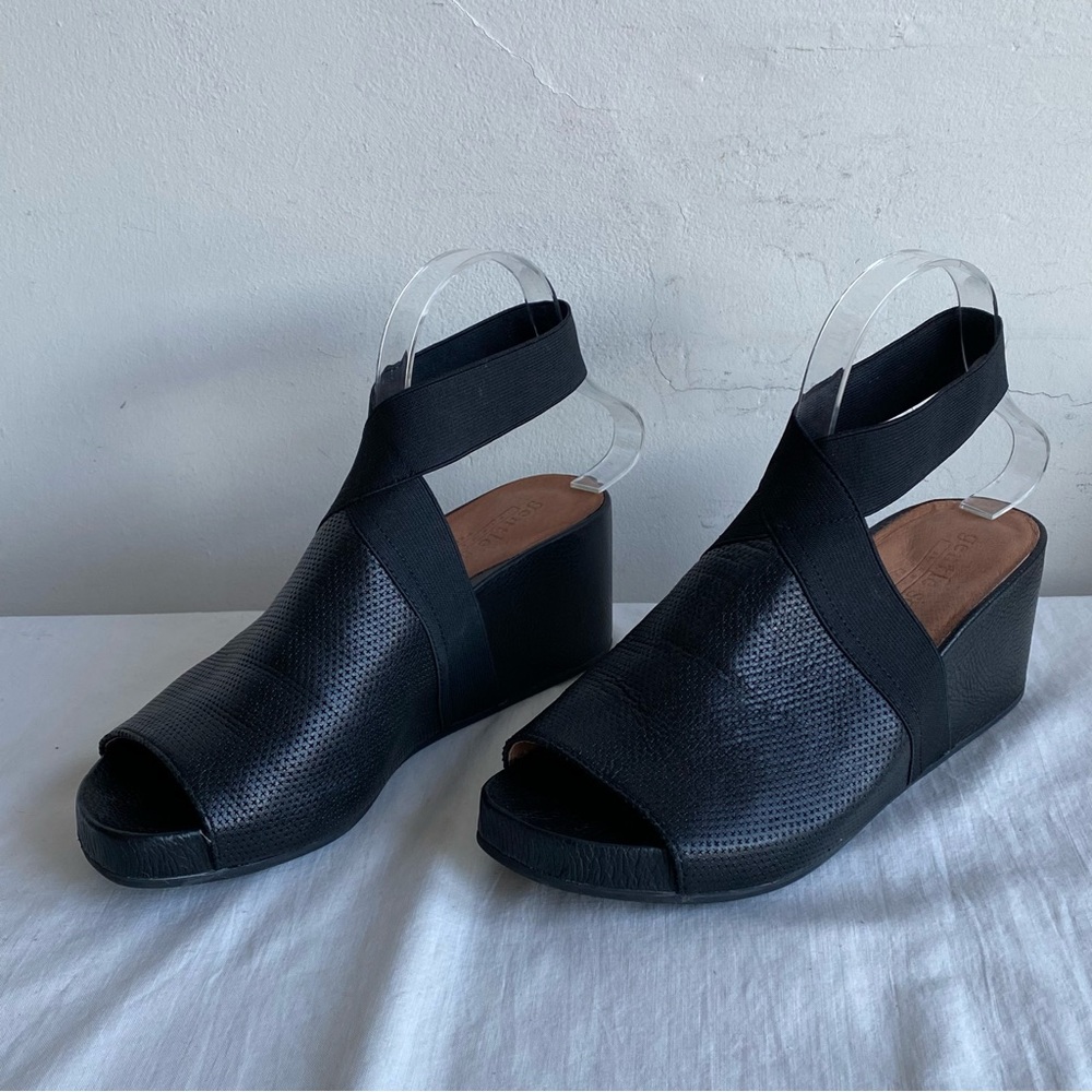 Kenneth Cole Gentle Souls Gianna Black Perforated Leather Sandal Size 9.5 - Picture 1 of 14